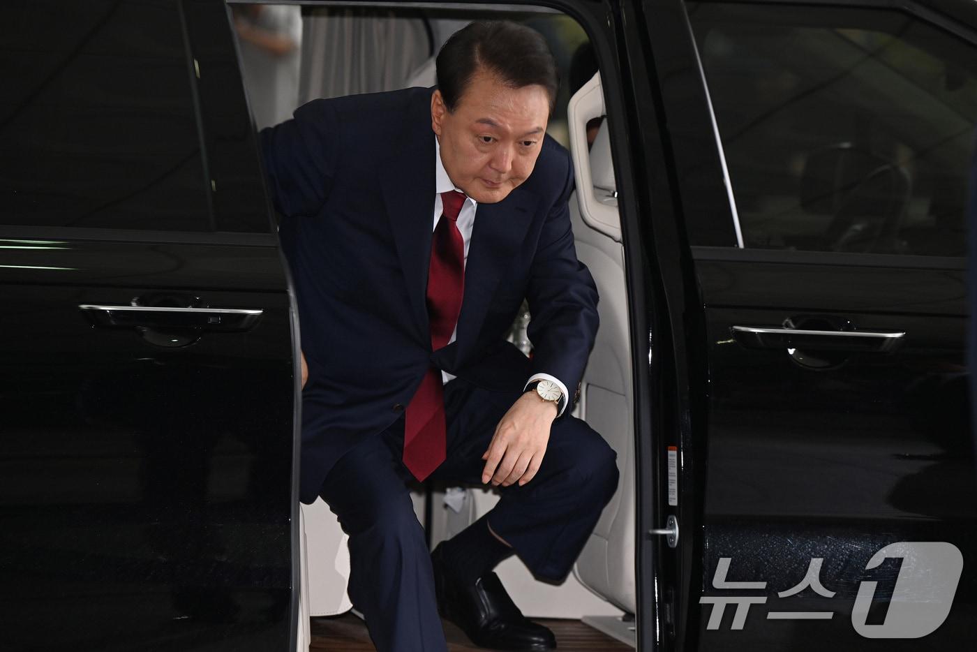 윤석열 전 대통령이 28일 오전 서울 서초구 서울고검 청사에 마련된 내란특검에 피의자 신분으로 첫 출석하고 있다. &#40;공동취재&#41; 2025.6.28/뉴스1 ⓒ News1 김성진 기자