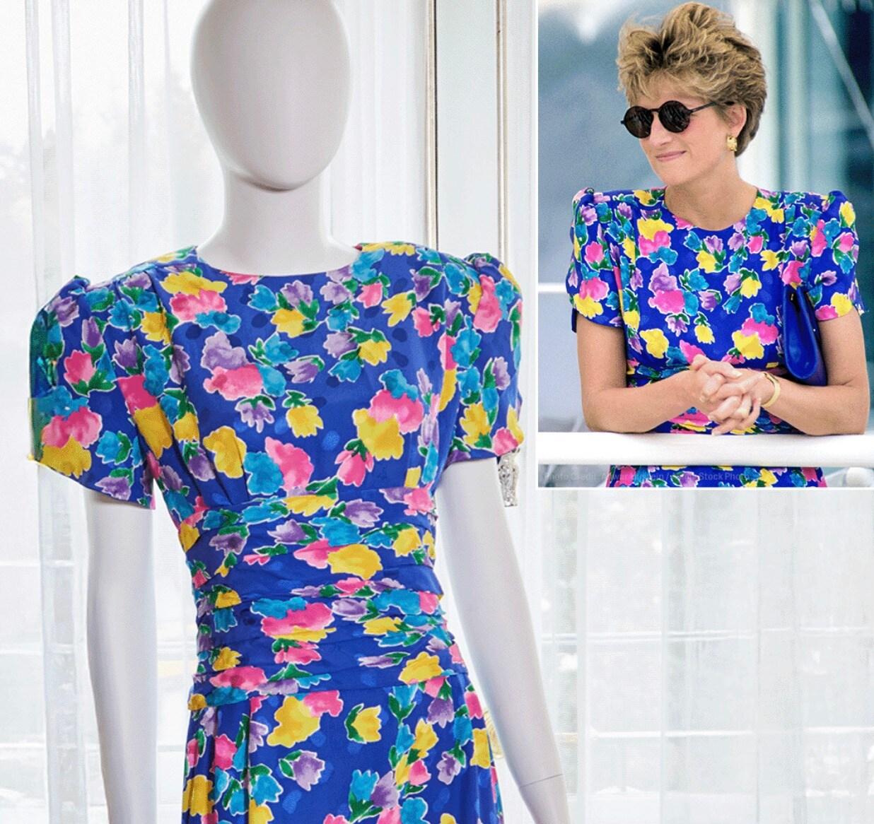 본문 이미지 - 26일&#40;현지시간&#41; &#39;프린세스 다이애나의 스타일 & 로열 컬렉션&#39; 경매에서 52만 달러에 낙찰된 다이애나비의 &#39;돌봄 드레스&#39; &lt;출처=줄리언스 옥션 엑스&#40;X&#41; 게시물 갈무리&gt;