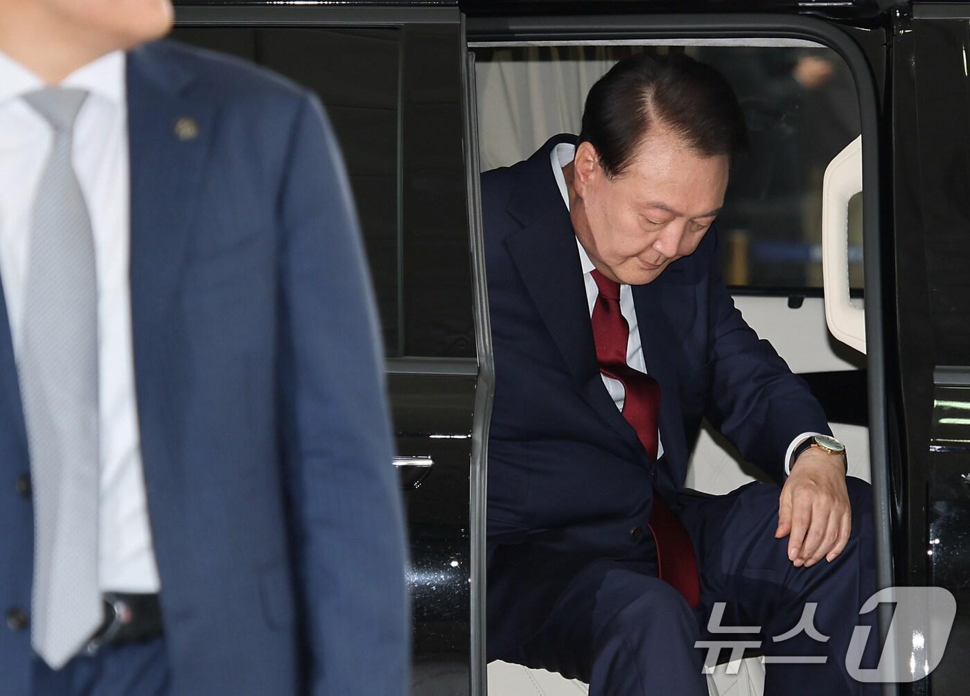 본문 이미지 - 윤석열 전 대통령이 28일 오전 대면 조사를 받기 위해 서울 서초구 서울고검에 마련된 내란특검 사무실로 출석하고 있다. (공동취재) 2025.6.28/뉴스1 ⓒ News1 김성진 기자