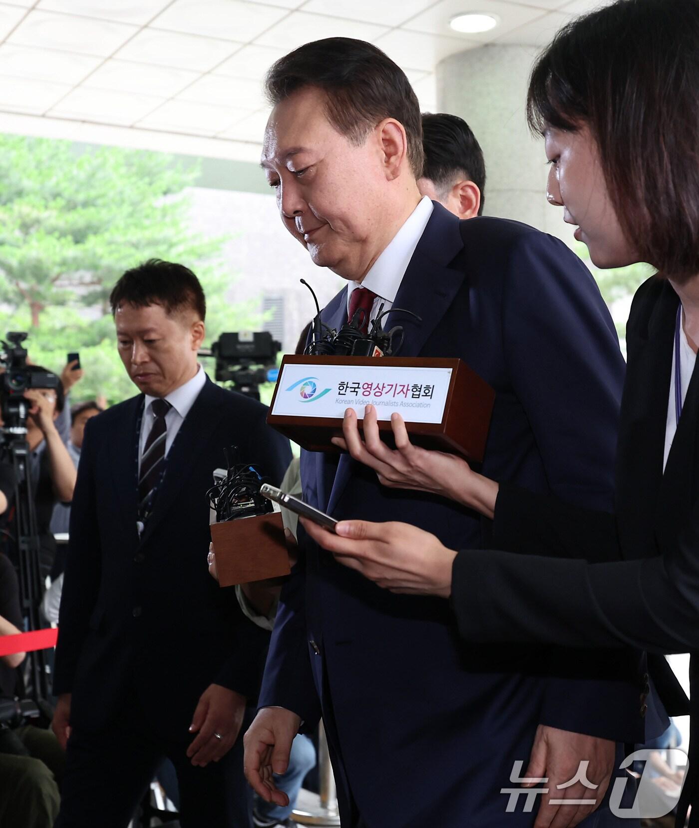 본문 이미지 - 윤석열 전 대통령이 28일 오전 대면 조사를 받기 위해 서울 서초구 서울고검에 마련된 내란특검 사무실로 출석하고 있다. (공동취재) 2025.6.28/뉴스1 ⓒ News1 김성진 기자