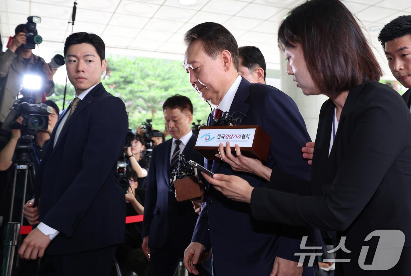 윤석열 전 대통령이 28일 오전 대면 조사를 받기 위해 서울 서초구 서울고검에 마련된 내란특검 사무실로 출석하고 있다. &#40;공동취재&#41; 2025.6.28/뉴스1 ⓒ News1 김성진 기자