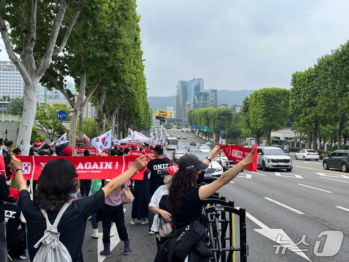 본문 이미지 - 윤석열 전 대통령이 내란 특검 소환 조사에 응한 28일 오전 윤 전 대통령 지지자들이 서울고등검찰청 인근 서초대로에서 집회를 열고 있다. 2025.6.28/뉴스1 ⓒ News1 김종훈 기자