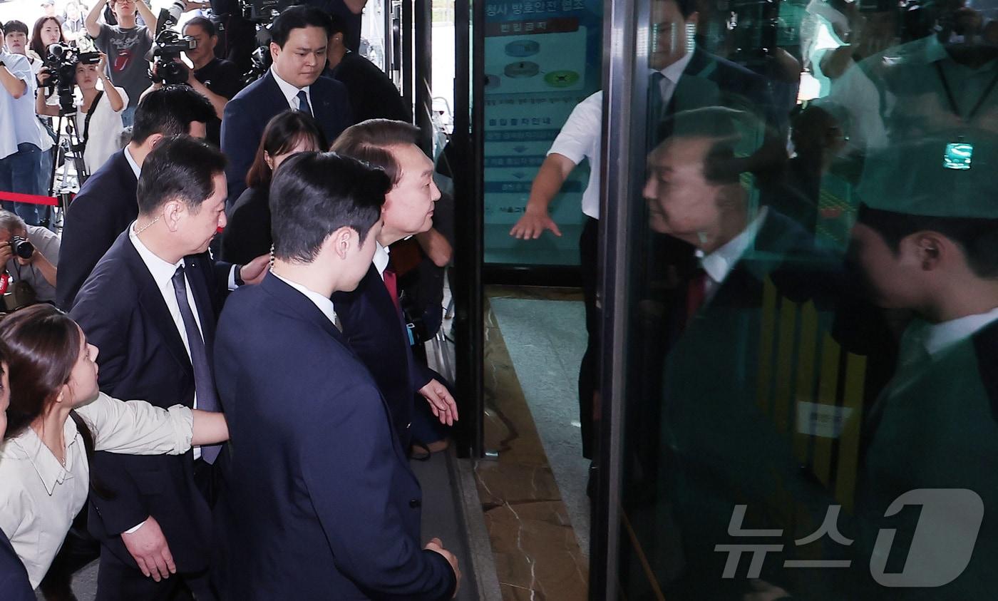 윤석열 전 대통령이 28일 오전 서울 서초구 서울고검 청사에 마련된 내란특검에 피의자 신분으로 첫 출석하고 있다. 2025.6.28/뉴스1 ⓒ News1 김성진 기자