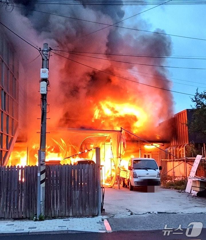 본문 이미지 - 28일 오전 5시 21분께 전북 익산시 신동의 한 싱크대 보관 창고에서 화재가 발생했다.&#40;전북소방본부 제공, 재판매 및 DB 금지&#41;/뉴스1