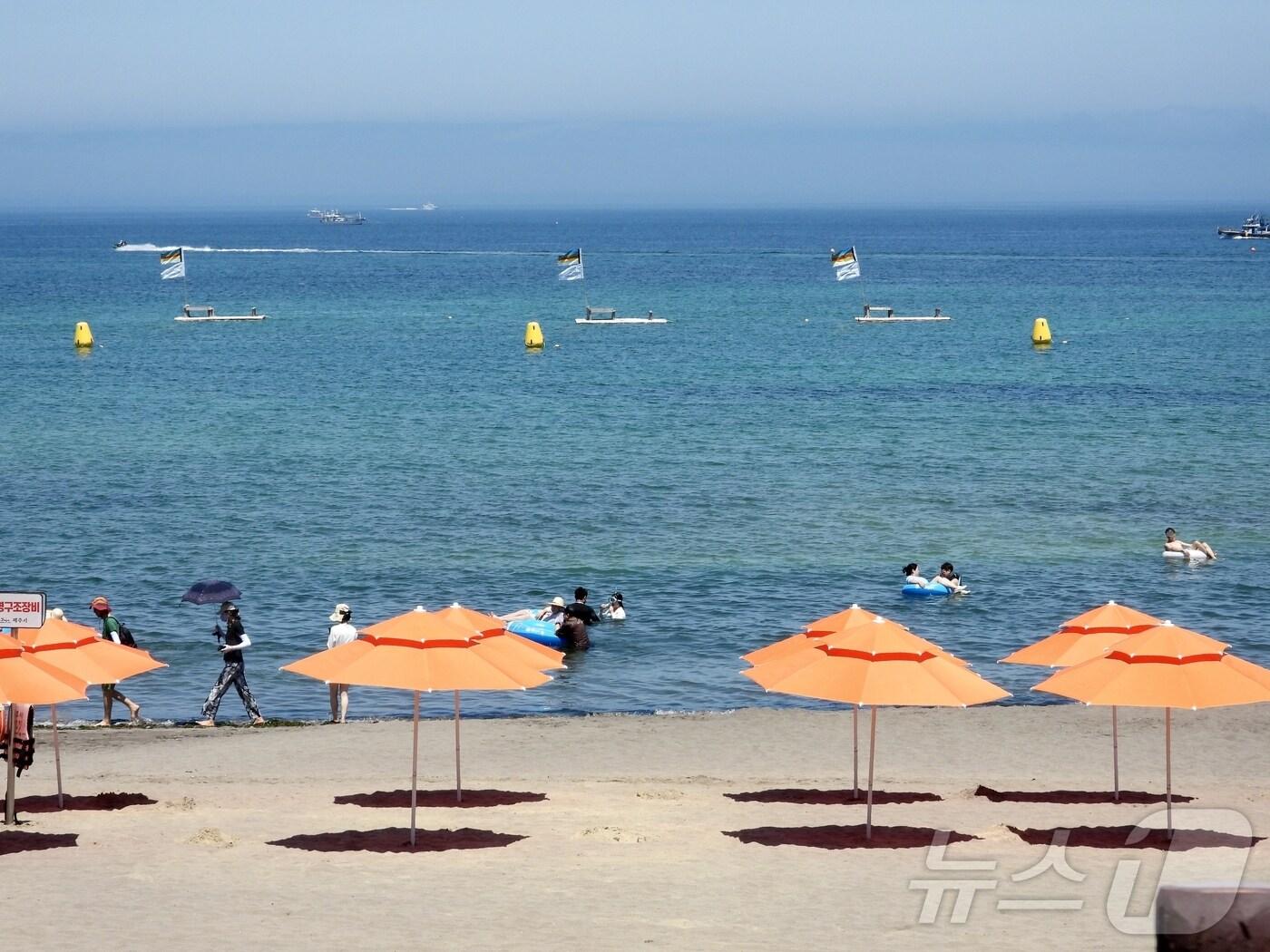 본문 이미지 -  28일 제주시 이호테우해수욕장에서 물놀이객들이 해수욕을 즐기고 있다.2025.6.28/뉴스1 ⓒ News1 홍수영 기자
