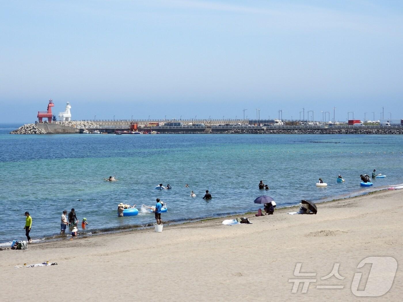 본문 이미지 - 28일 제주시 이호테우해수욕장에서 물놀이객들이 해수욕을 즐기고 있다.2025.6.28/뉴스1 ⓒ News1 홍수영 기자