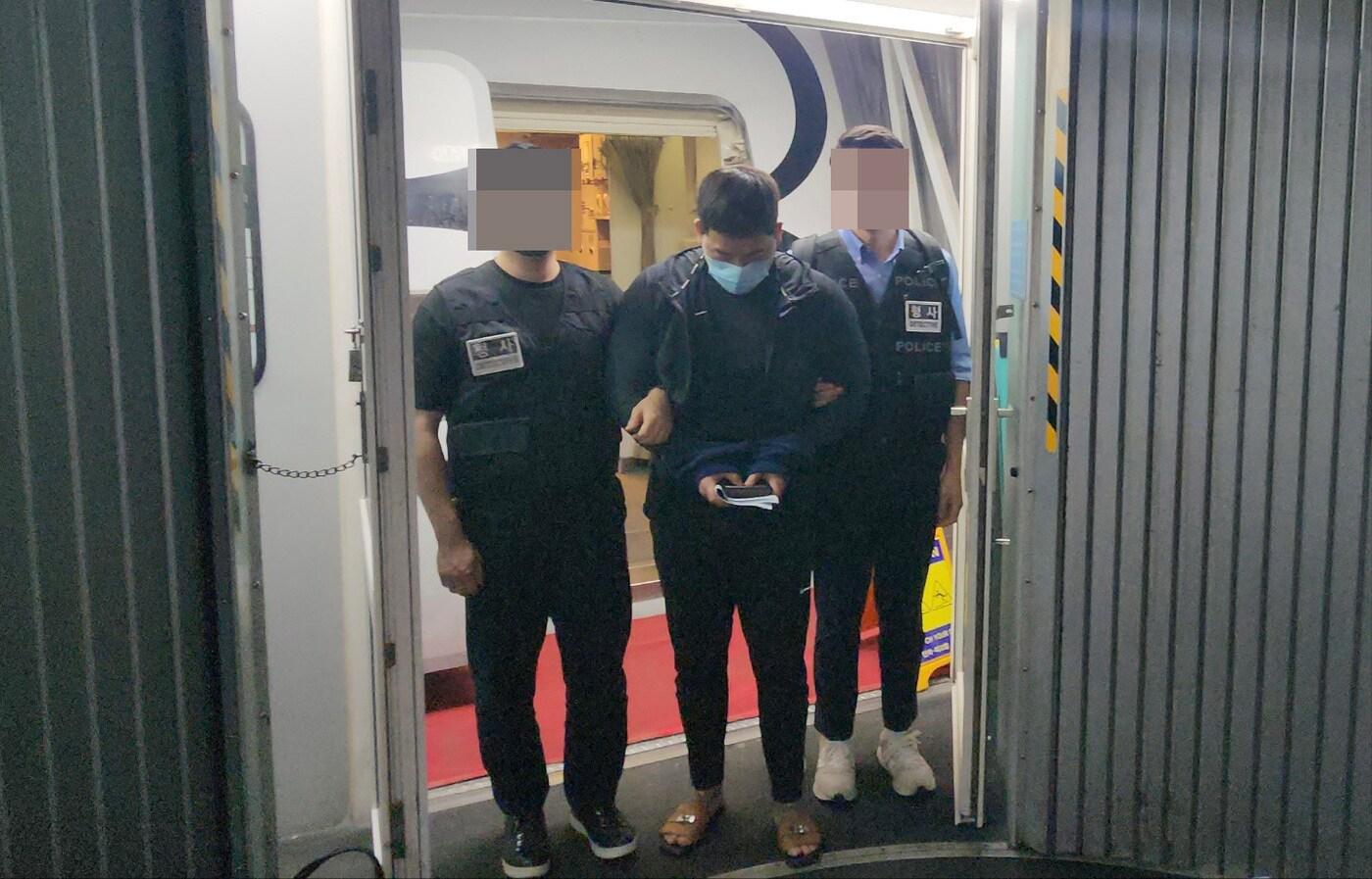 필리핀으로 도주한 111억 원 규모 투자 리딩방 사기 조직 총책이 28일 오전 인천공항을 통해 강제 송환됐다. (경찰청 제공)