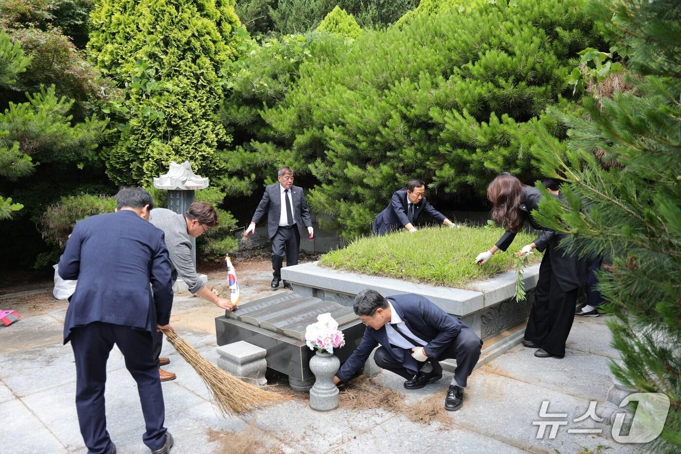 서천군의회 의원들이 독립유공자 김갑수 지사의 묘소에 참배한 뒤 묘역을 정돈하고 있다.&#40;서천군의회 제공. 재판매 및 DB금지&#41;/뉴스1