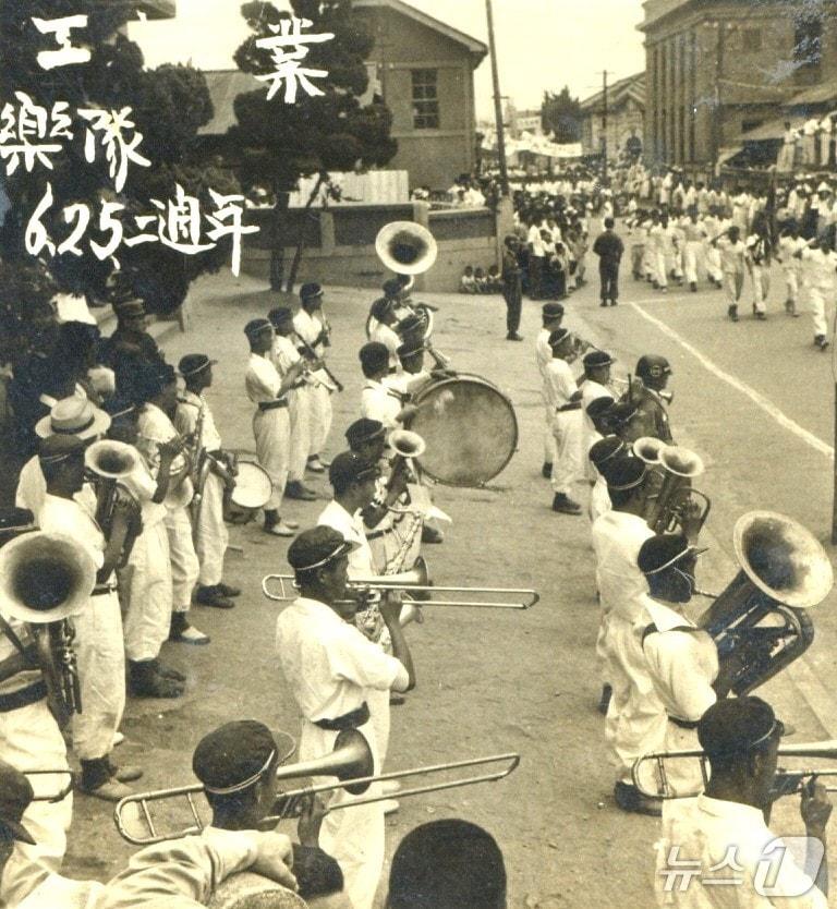 본문 이미지 - 지난 1952년에 열린 6.25 한국전쟁 2주년 공고 악단 시가 행진 사진.&#40;전주시 제공. 재판매 및 DB 금&#41;/뉴스1