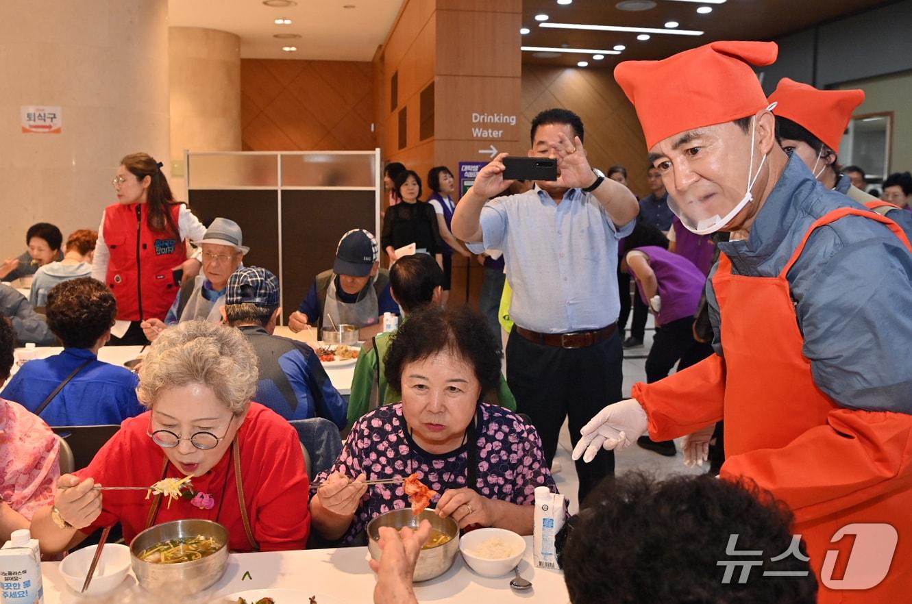 본문 이미지 - 김태흠 충남지사가 배식봉사를 하고 있다.(충남도 제공. 재판매 및 DB금지)/뉴스1