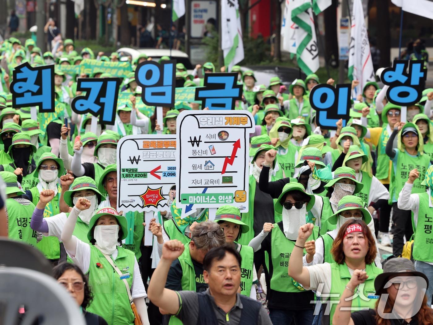 본문 이미지 - 민주노총 조합원들이 28일 오후 서울 중구 숭례문 인근에서 열린 '최저임금 인상·노동기본권 쟁취 결의대회'에서 구호를 외치고 있다. 2025.6.28/뉴스1 ⓒ News1 황기선 기자