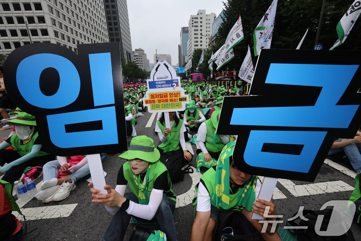 민주노총 조합원들이 28일 오후 서울 중구 숭례문 인근에서 '최저임금 인상·노동기본권 쟁취 결의대회'를 진행하고 있다. 2025.6.28/뉴스1 ⓒ News1 황기선 기자