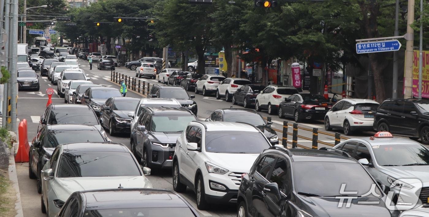 더현대커넥트 청주가 개점한 이후 첫 주말인 28일 청주시 흥덕구 가경동 쇼핑몰 인근 도로가 차량들로 가득 차 있다 /뉴스1