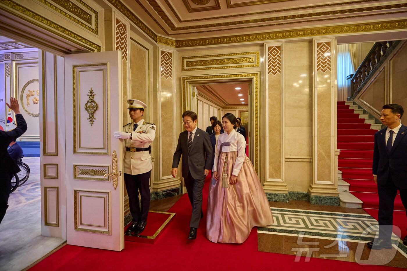 이재명 대통령과 부인 김혜경 여사가 지난 27일 청와대 영빈관에서 열린 &#39;호국보훈의 달, 대통령의 초대&#39; 행사에 참석하고 있다. &#40;이재명 대통령 SNS. 재판매 및 DB 금지&#41; 2025.6.28/뉴스1 ⓒ News1 이재명 기자