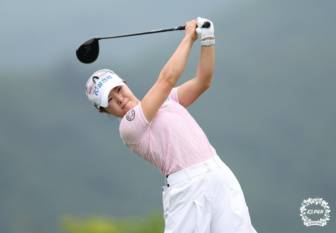 고지우가 28일 강원도 용평 버치힐CC에서 열린 '맥콜 모나 용평 오픈 Wih SBSGolf' 2라운드 1번 홀에서 티샷을 하고 있다. (KLPGA 제공. 재판매 및 DB 금지) 2025.6.28/뉴스1