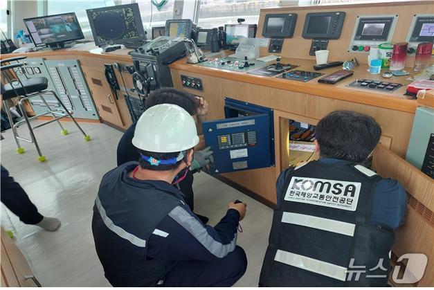 본문 이미지 - 여름 휴가철 대비 여객선 특별점검(해양수산부 제공)