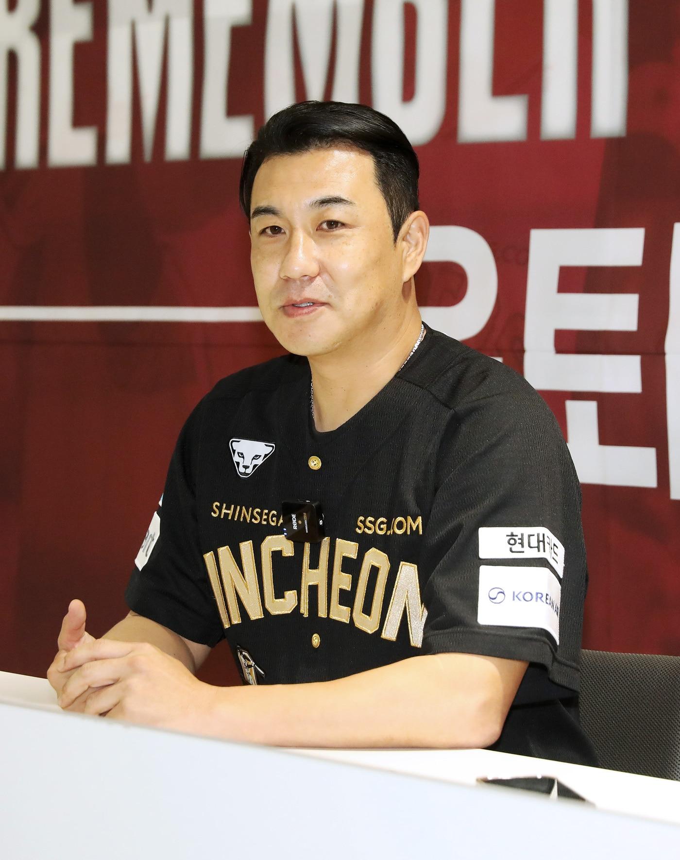 본문 이미지 - 은퇴식을 앞둔 김강민이 28일 경기에 앞서 취재진과 인터뷰를 하고 있다.&#40;SSG 랜더스 제공&#41;