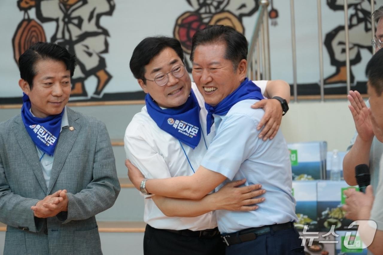 본문 이미지 - 2회 민주대동제에 참석한 박찬대, 정청래(충북민사모 제공. 재판매 및 DB금지)./뉴스1