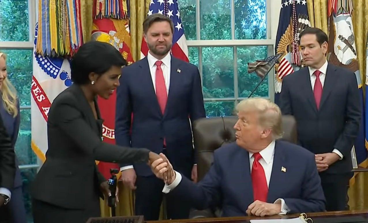 본문 이미지 - 27일&#40;현지시간&#41; 도널드 트럼프 미국 대통령이 워싱턴 백악관에서 아프리카 콩고민주공화국 출신의 기자인 하리아나 베라스와 악수하고 있다. &lt;출처=백악관 유튜브 영상 갈무리&gt;