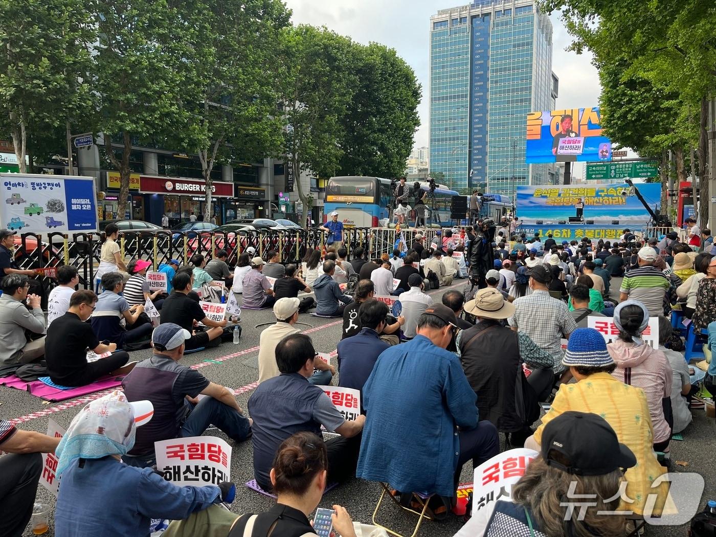 본문 이미지 - 28일 오후 6시 15분쯤 서울 서초구 지하철 2호선 교대역 9번 출구 앞 2개 차로에서 시민들이 윤석열 전 대통령 구속을 촉구하고 있다. 2025.6.28/뉴스1 김종훈 기자