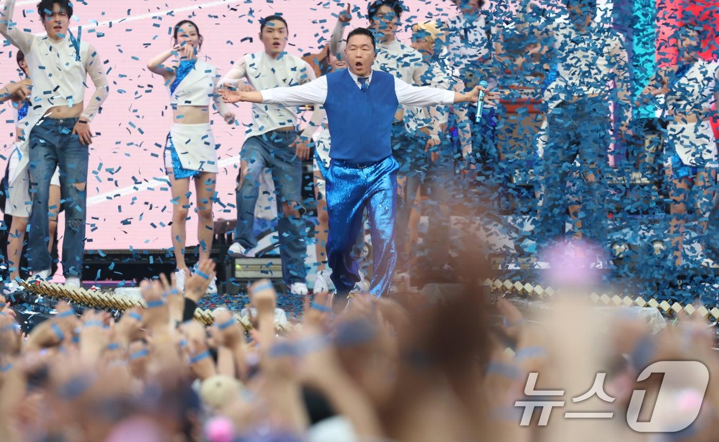 가수 싸이가 28일 오후 인천 서구 인천아시아드 주경기장에서 가진 &#39;싸이 흠뻑쇼 SUMMER SWAG 2025 - 인천&#39;에 출연해 화려한 무대를 선보이고 있다. 2025.6.28/뉴스1 ⓒ News1 권현진 기자