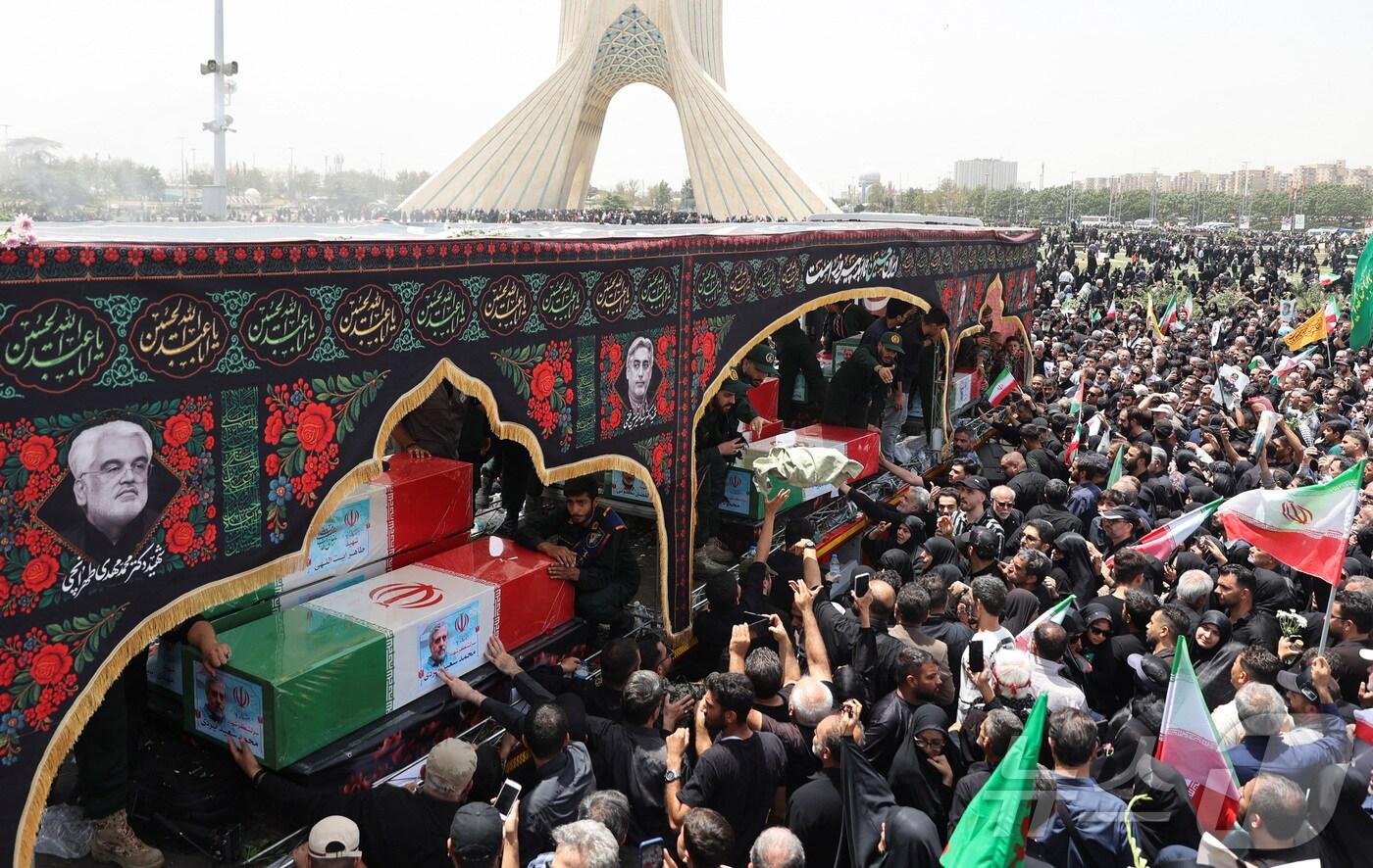 28일&#40;현지시간&#41; 이란 테헤란에서 이스라엘의 공습으로 희생된 군 장성, 핵 과학자 및 민간인을 위한 장례식 행렬에 조문객이 몰려든 모습. 2025.06.28 ⓒ 로이터=뉴스1 ⓒ News1 김지완 기자