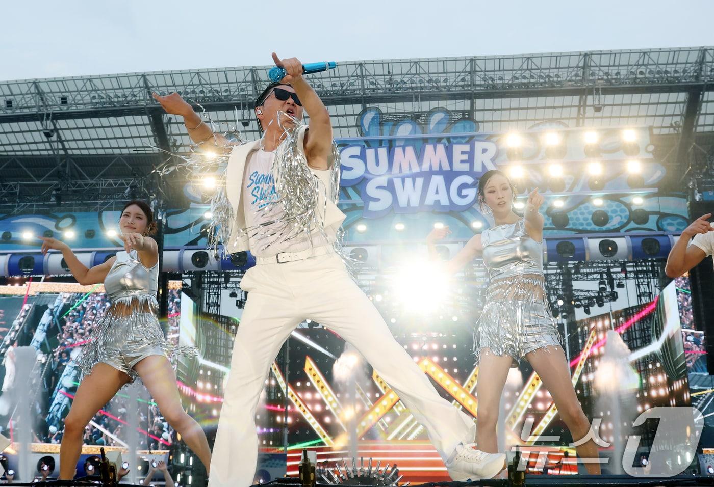 가수 싸이가 6월 28일 오후 인천 서구 인천아시아드 주경기장에서 가진 &#39;싸이 흠뻑쇼 SUMMER SWAG 2025 - 인천&#39;에서 화려한 무대를 선보이고 있다. 2025.6.28/뉴스1 ⓒ News1 권현진 기자