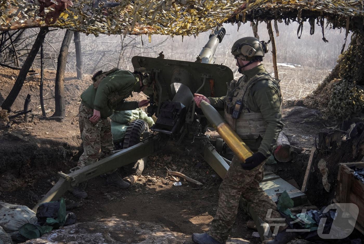 지난 3월 3일&#40;현지시간&#41; 우크라이나군 제14공격여단 &#39;체르보나 칼리나&#39; 소속 병사들이 도네츠크 주 포크로우스크 근처 전선에서 러시아군을 향해 곡사포를 발사하고 있다. 2025.03.03 ⓒ 로이터=뉴스1 ⓒ News1 김지완 기자