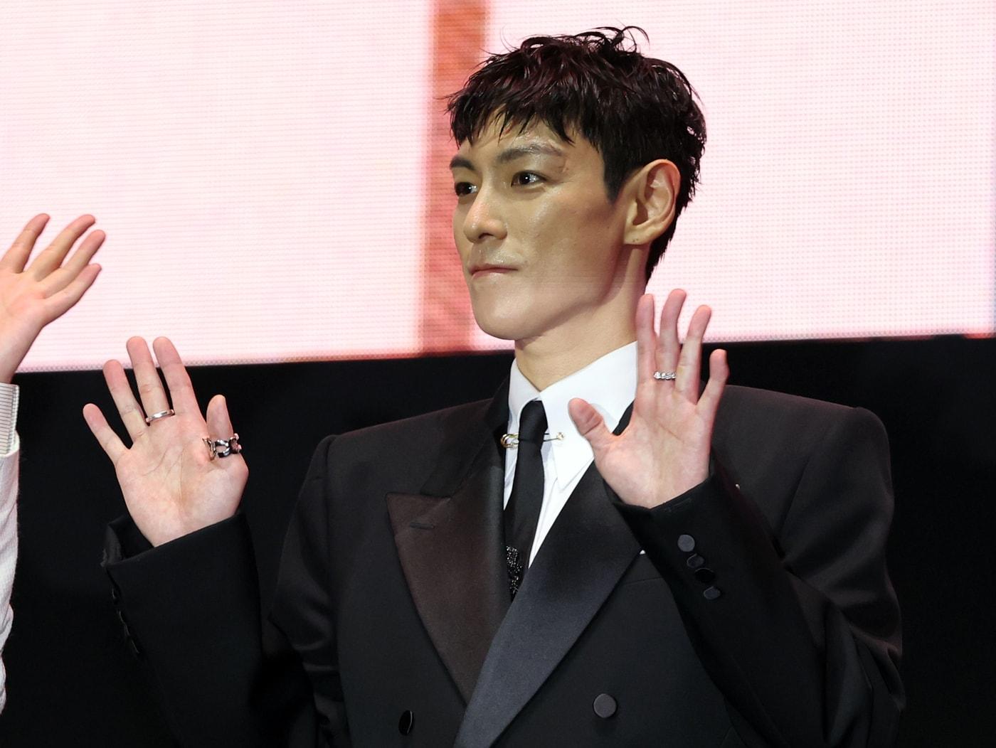 본문 이미지 - 그룹 빅뱅 출신 배우 최승현&#40;탑&#41;이 28일 오후 서울광장에서 열린 오징어 게임 시즌3 글로벌 피날레 무대인사에서 손인사를 하고 있다. 2025.6.28/뉴스1 ⓒ News1 황기선 기자