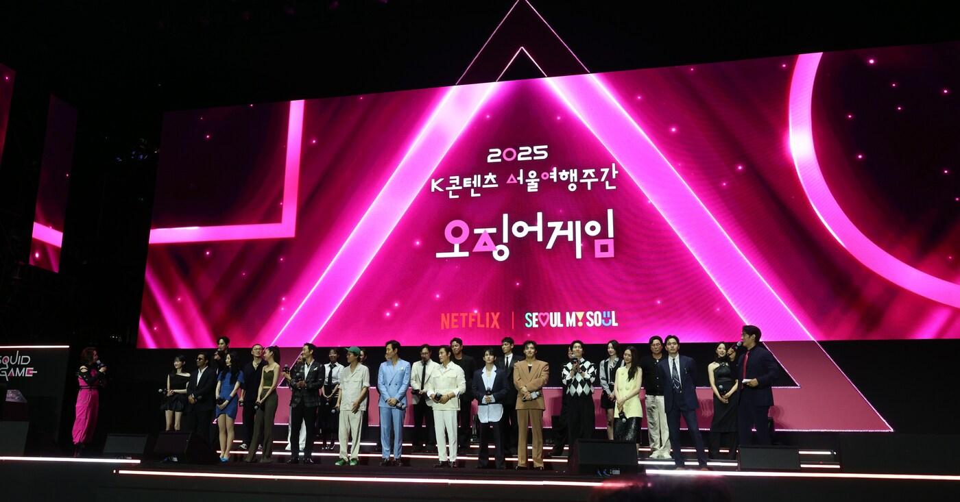 황동혁 감독이 28일 오후 서울광장에서 열린 오징어 게임 시즌3 글로벌 피날레 무대인사에서 출연배우들과 포즈를 취하고 있다. 2025.6.28/뉴스1 ⓒ News1 황기선 기자