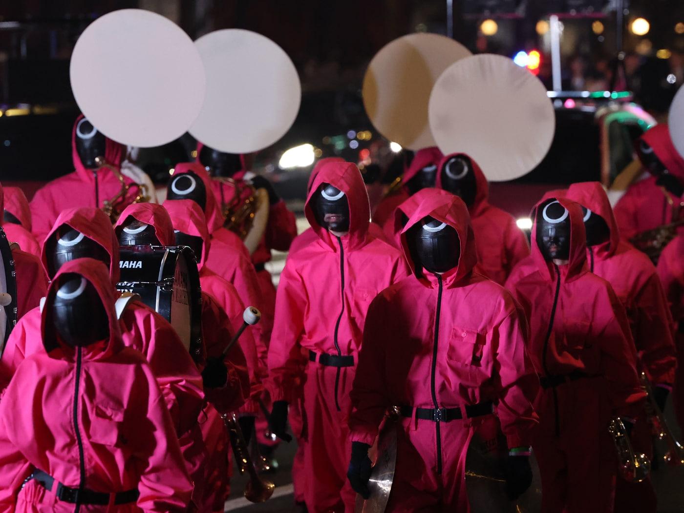 본문 이미지 - 28일 오후 서울 광화문광장에서 서울광장까지 '오징어 게임 시즌3 글로벌 피날레 퍼레이드'가 진행되고 있다. 2025.6.28 ⓒ 뉴스1 황기선 기자