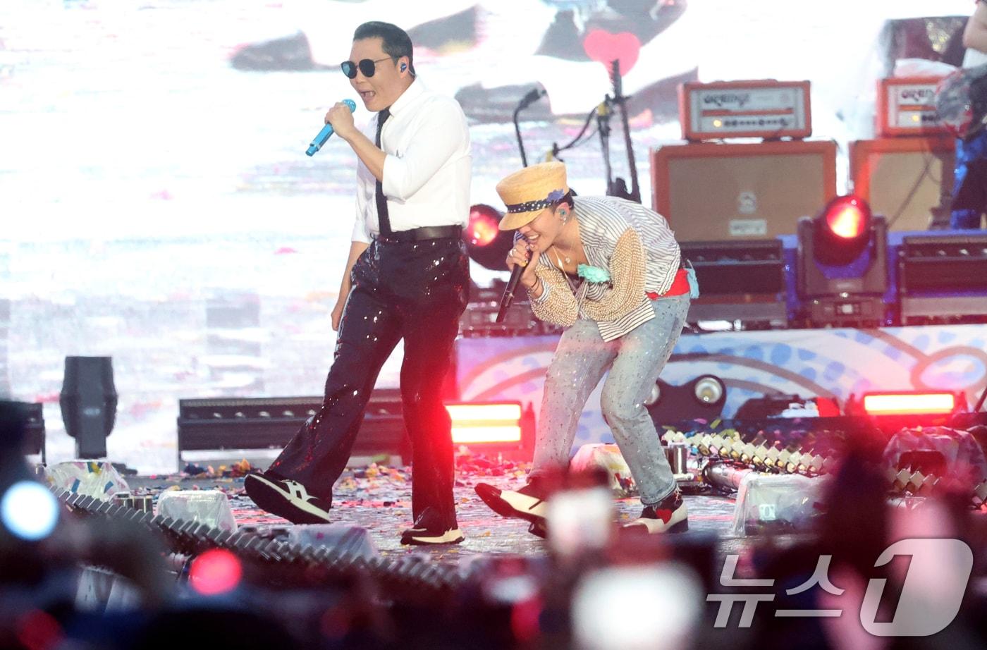 싸이와 지드래곤&#40;오른쪽&#41;이 지난 6월 28일 오후 인천 서구 인천아시아드 주경기장에서 열린 &#39;싸이 흠뻑쇼 SUMMER SWAG 2025 - 인천&#39;에서 멋진 공연을 선보이고 있다. 2025.6.28/뉴스1 ⓒ News1 권현진 기자