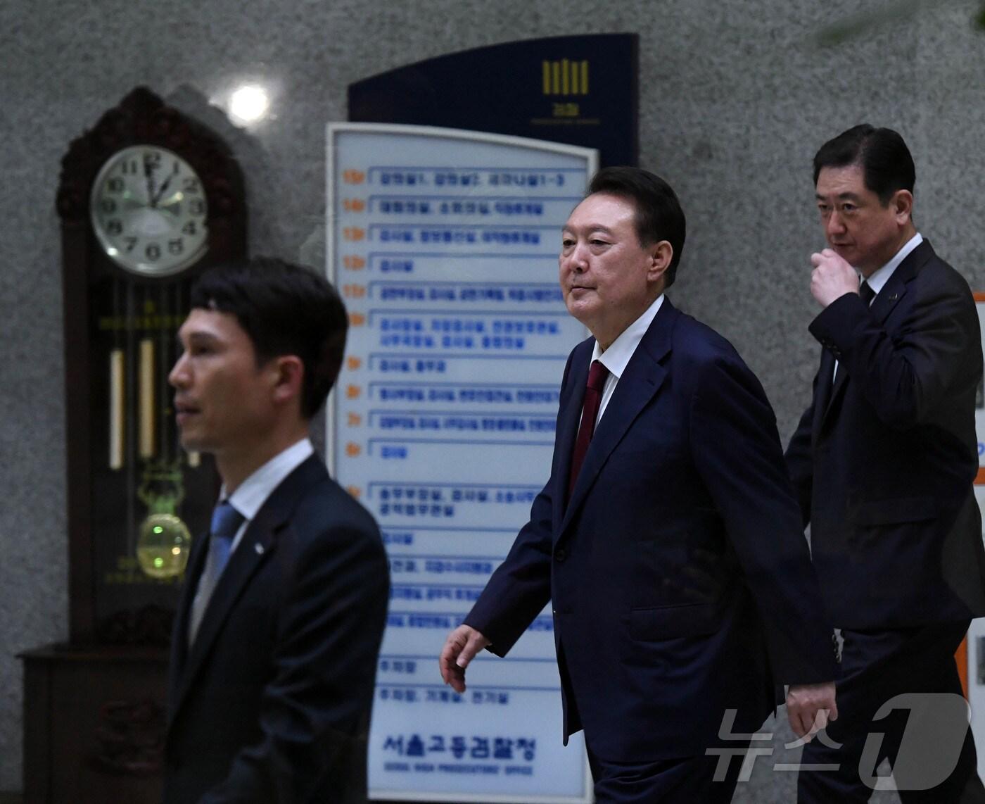 본문 이미지 - 윤석열 전 대통령이 29일 새벽 서울 서초구 서울고등검찰청 청사에 마련된 내란특검 사무실에서 피의자 신분으로 조사를 마친 뒤 귀가하고 있다.(공동취재) 2025.6.29/뉴스1 ⓒ News1 김성진 기자