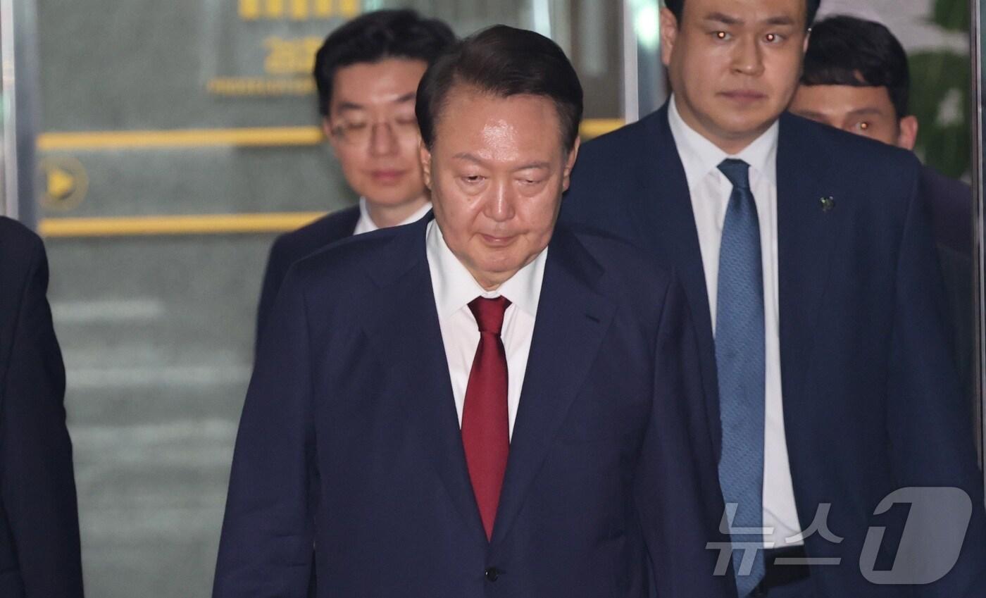 윤석열 전 대통령이 29일 새벽 서울 서초구 서울고등검찰청 청사에 마련된 내란특검 사무실에서 피의자 신분으로 조사를 마친 뒤 귀가하고 있다.(공동취재) 2025.6.29/뉴스1 ⓒ News1 김성진 기자