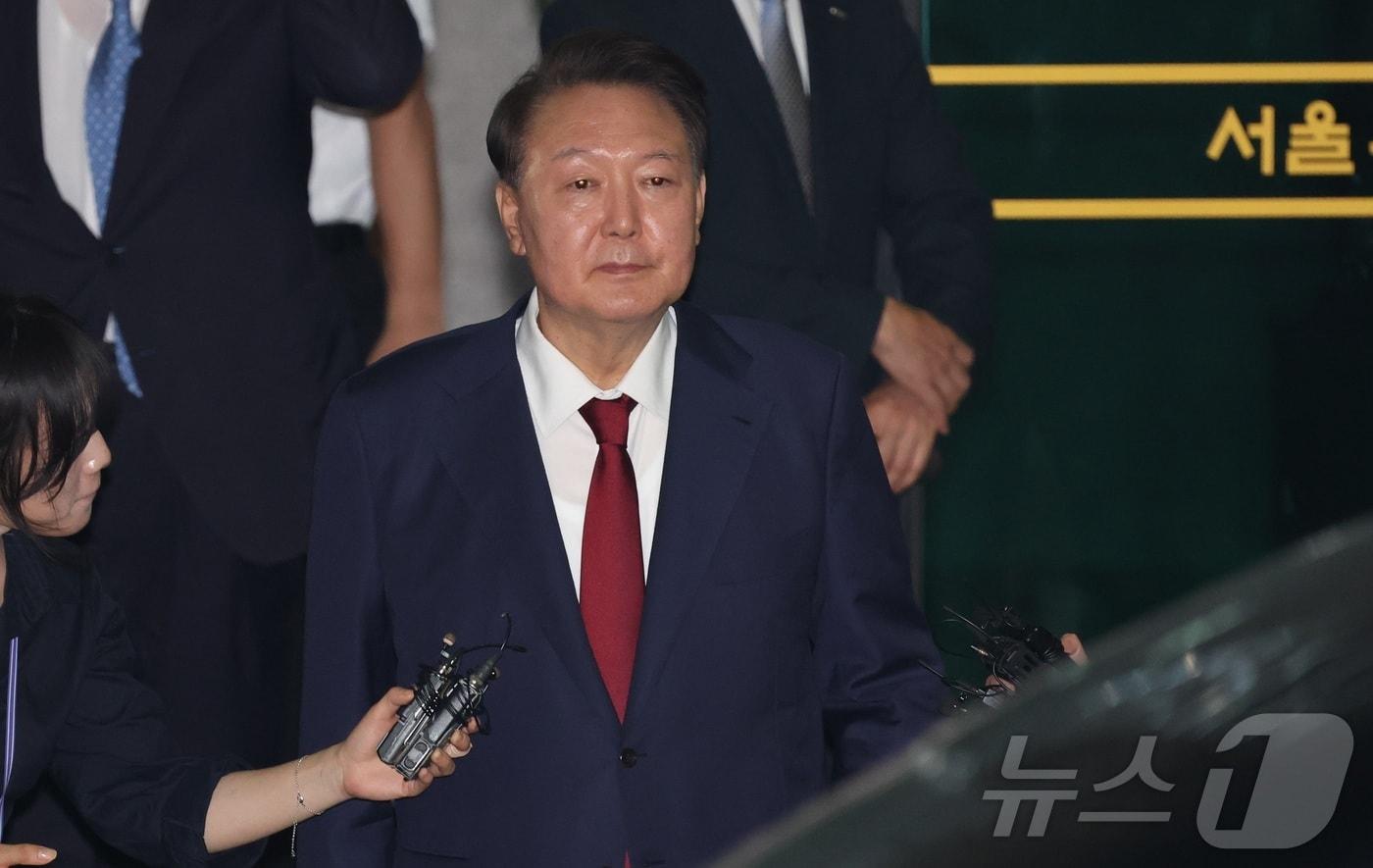 윤석열 전 대통령이 지난달 29일 새벽 서울 서초구 서울고등검찰청 청사에 마련된 내란특검 사무실에서 피의자 신분으로 조사를 마친 뒤 귀가하고 있다.(공동취재)/뉴스1 ⓒ News1 김성진 기자
