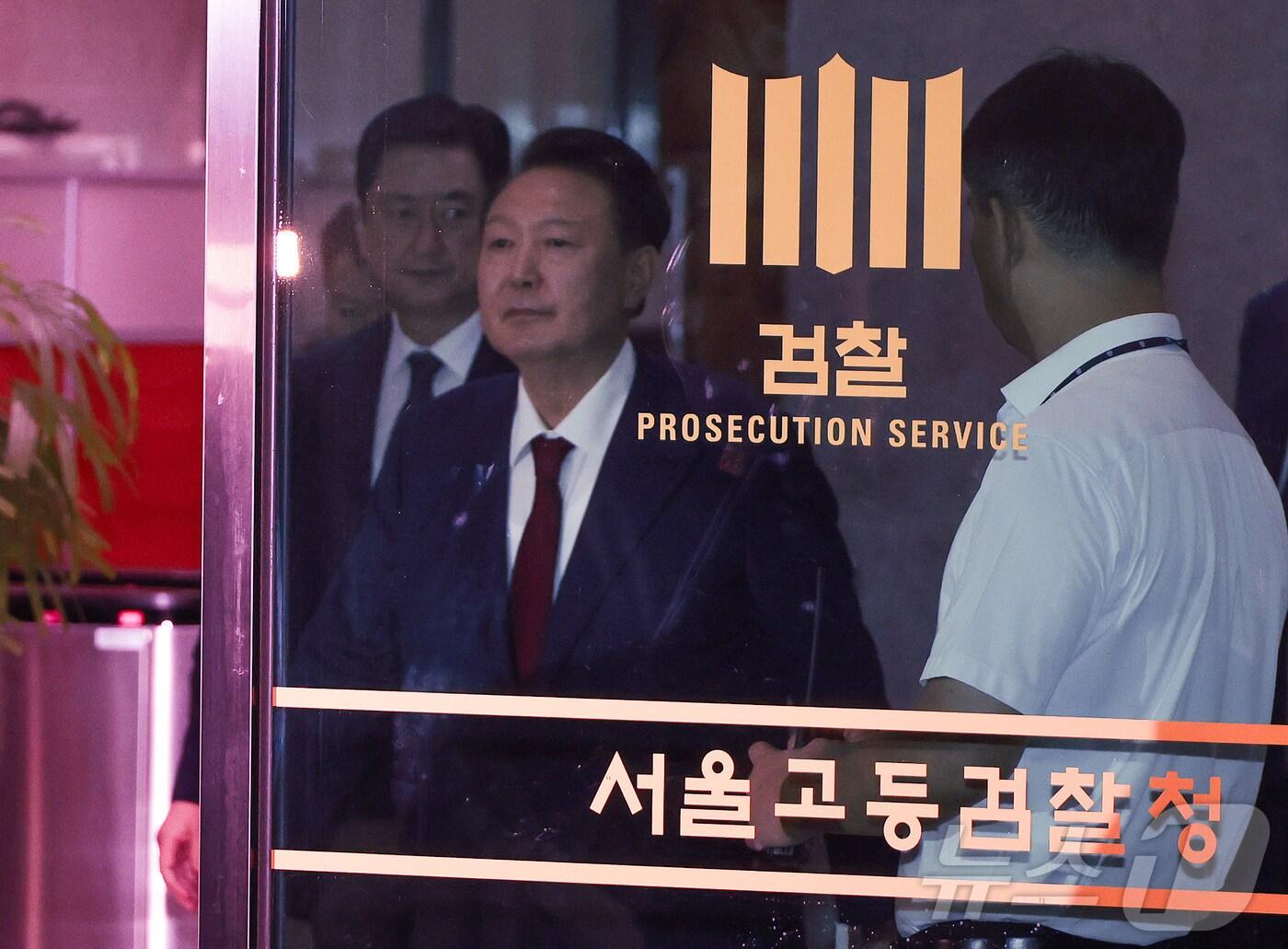 본문 이미지 - 윤석열 전 대통령이 29일 새벽 서울 서초구 서울고등검찰청 청사에 마련된 내란특검 사무실에서 피의자 신분으로 조사를 마친 뒤 귀가하고 있다.(공동취재) 2025.6.29/뉴스1 ⓒ News1 김성진 기자