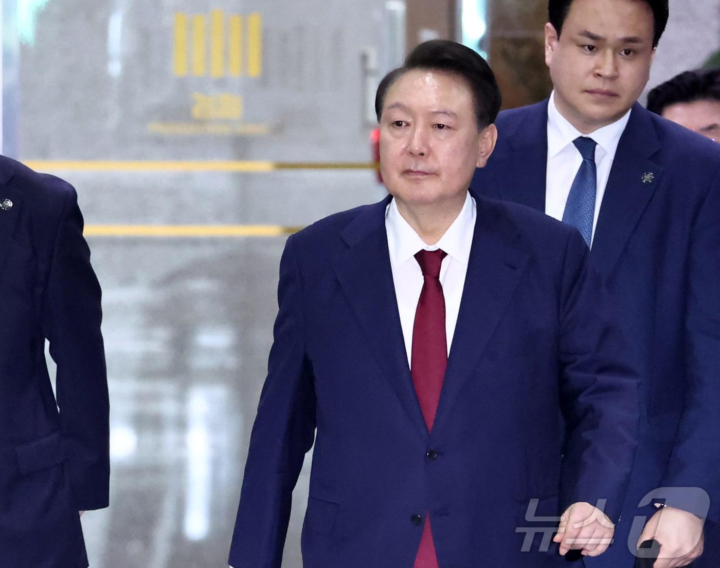 본문 이미지 - 윤석열 전 대통령이 29일 새벽 서울 서초구 서울고등검찰청 청사에 마련된 내란특검 사무실에서 피의자 신분으로 조사를 마친 뒤 귀가하고 있다.&#40;공동취재&#41; 2025.6.29/뉴스1 ⓒ News1 김성진 기자