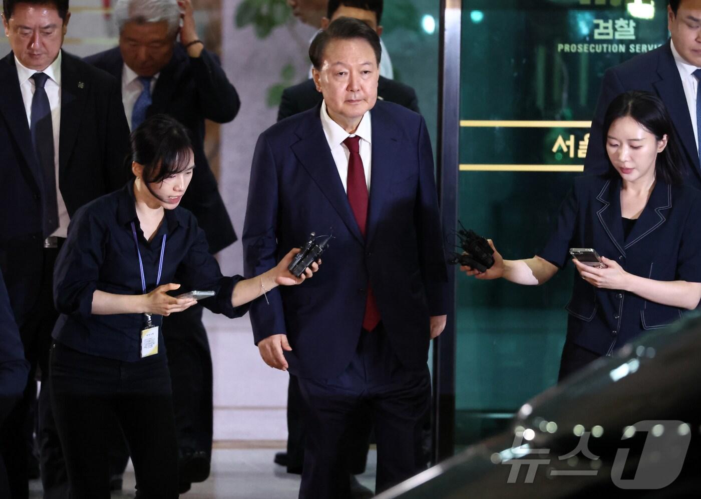 윤석열 전 대통령이 지난달 29일 새벽 서울 서초구 서울고등검찰청 청사에 마련된 내란특검 사무실에서 피의자 신분으로 조사를 마친 뒤 귀가하고 있다.(공동취재)/뉴스1 ⓒ News1 김성진 기자