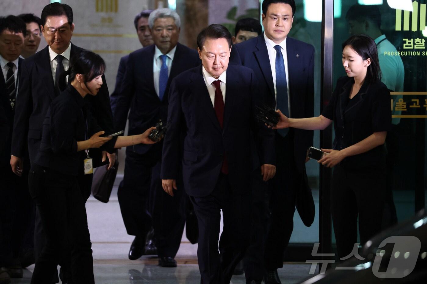 윤석열 전 대통령이 29일 새벽 서울 서초구 서울고등검찰청 청사에 마련된 내란특검 사무실에서 피의자 신분으로 조사를 마친 뒤 귀가하고 있다.(공동취재) 2025.6.29/뉴스1 ⓒ News1 김성진 기자