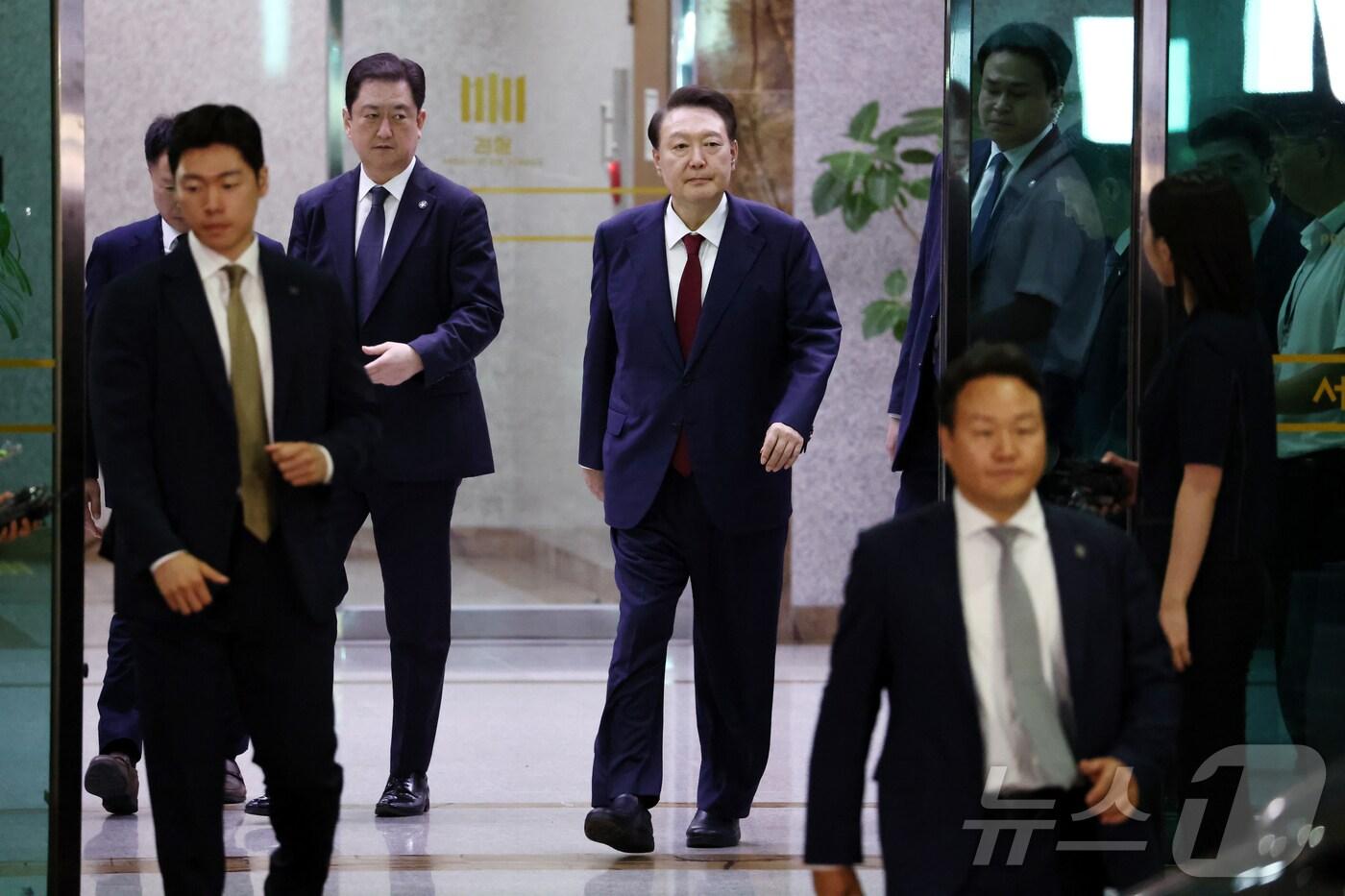 윤석열 전 대통령이 29일 새벽 서울 서초구 서울고등검찰청 청사에 마련된 내란특검 사무실에서 피의자 신분으로 조사를 마친 뒤 귀가하고 있다.(공동취재) 2025.6.29/뉴스1 ⓒ News1 김성진 기자