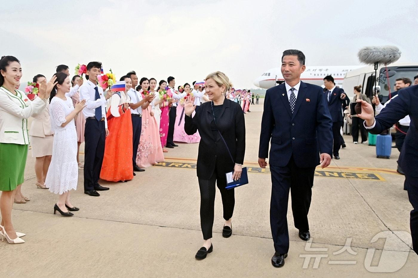 &#40;평양 노동신문=뉴스1&#41; = 북한 노동당 기관지 노동신문은 29일 북러조약 체결 1주년을 맞아 북한 문화성의 초청에 따라 올가 류비모바 문화상을 단장으로 하는 러시아 문화성대표단이 28일 평양에 도착했다고 보도했다. [국내에서만 사용가능. 재배포 금지. DB 금지. For Use Only in the Republic of Korea. Redistribution Prohibited] rodongphoto@news1.kr