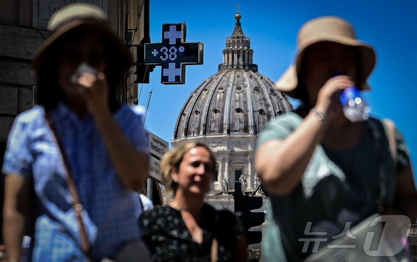 28일&#40;현지시간&#41; 이탈리아 수도 로마 거리의 한 약국 간판에 온도가 38도 이상이라고 표시돼 있다.2025.06.28. ⓒ AFP=뉴스1 ⓒ News1 이지예 객원기자