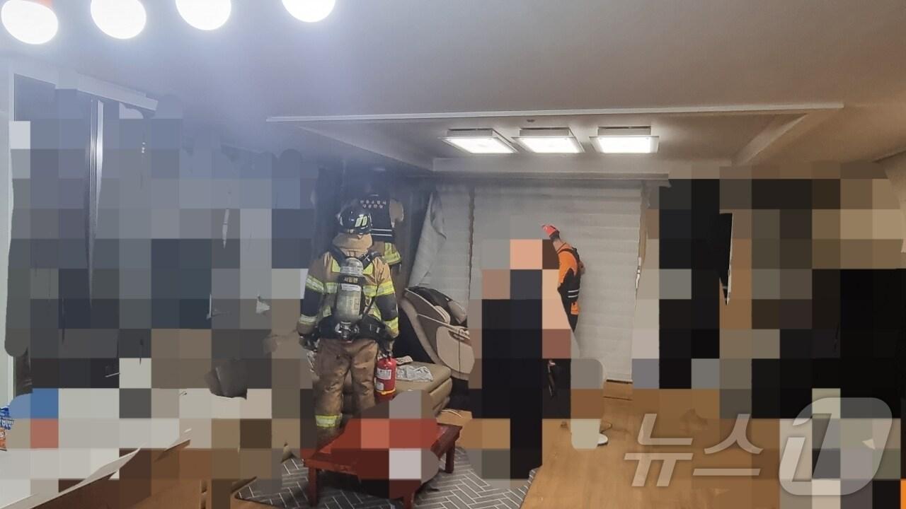 본문 이미지 - 28일 오후 8시9분쯤 경북 안동시 당북동의 23층 아파트 12층에서 불이 나 소방당국이 진화를 하고 있다. 2025.6.27/뉴스1 ⓒ News1 김종엽 기자