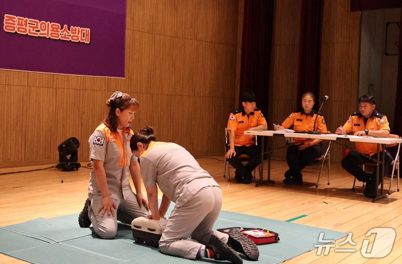 충북 증평소방서(서장 손덕주)와 증평군의용소방대연합회(회장 곽관호)는 지난 28일 증평청소년수련관에서 '14회 증평군의용소방대연합회 소방기술경연대회'를 개최했다.(증평소방서 제공, 재판매 및 DB금지)/뉴스1