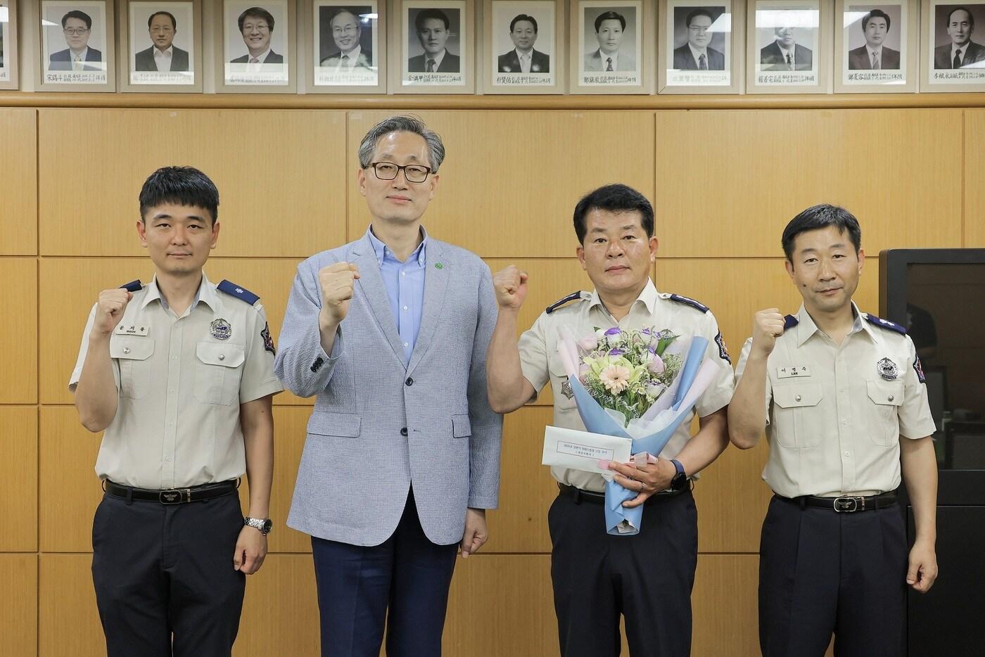 유득원 대전시 행정부시장(왼쪽 두번째)이 문지용 소방위, , 조원광 둔산소방서장, 이병주 소방경에게 표창장을 수여하고 기념촬영하고 있다.(대전시 제공. 재판매 및 DB금지)/뉴스1