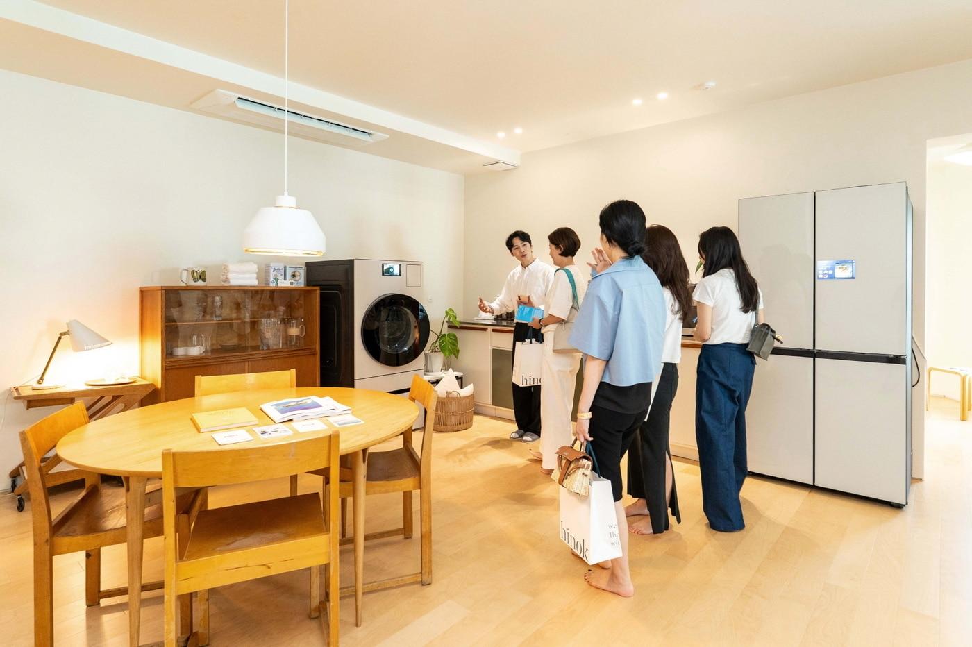 관람객이 부산 해운대구 달맞이길 복합문화공간 에케(ECKE)에서 진행된 라이프스타일 전시에서 삼성전자 2025년형 비스포크 AI 가전을 체험하고 있다(삼성전자 제공). ⓒ 뉴스1