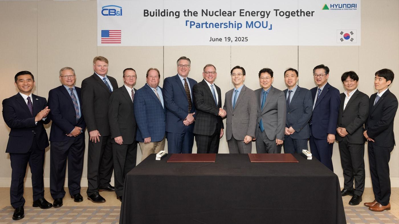 19일(현지시간) 미국 시카고에 위치한 파크 하얏트 호텔에서 현대건설 이한우 대표(오른쪽에서 여섯 번째)와 씨비 앤 아이 마크 버츠 사장(왼쪽에서 일곱 번째)이 업무협약을 체결한 후 주요 관계자들과 함께 기념사진을 촬영하고 있다.(현대건설 제공)