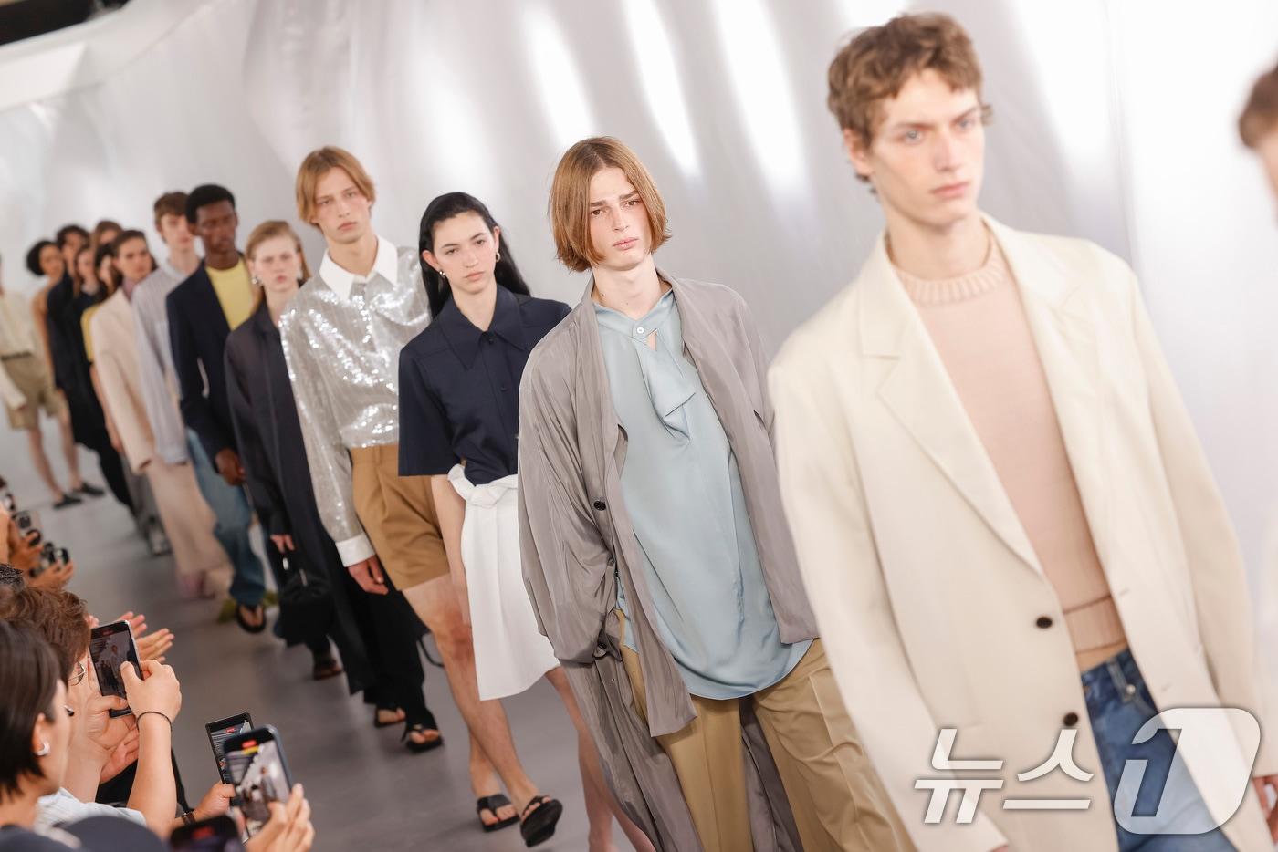사진은 지난 26일&#40;현지 시간&#41; 프랑스 파리 &#39;그랑 팔레 &#40;Grand Palais&#41;&#39;에서 진행된 시스템·시스템옴므 2026년 봄·여름&#40;S/S&#41; 시즌 단독 프레젠테이션에서 모델들이 신제품을 선보이고 있는 모습. &#40;현대백화점그룹 홍보실 제공. 재판매 및 DB 금지&#41; 2025.6.29/뉴스1