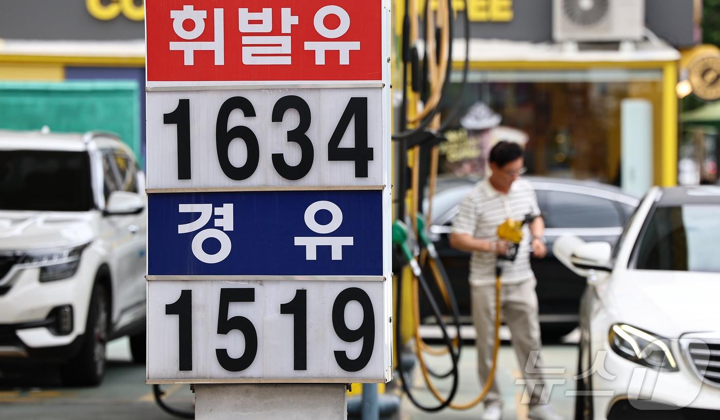 사진은 지난 6월 29일 서울 시내 한 주유소에 휘발유와 경유 가격이 표시되어 있는 모습.  &#40;뉴스1 DB&#41; 2025.7.27/뉴스1 