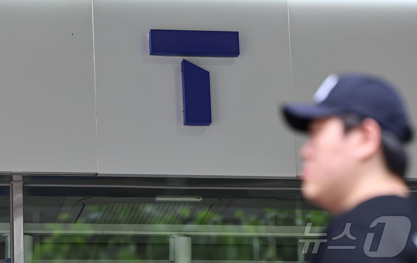 과학기술정보통신부가 SK텔레콤 해킹 사태 관련 민관합동조사단 조사 결과를 30일까지 완료할 방침이다. 사진은 29일 서울 시내 한 SK텔레콤 대리점. 2025.6.29/뉴스1 ⓒ News1 김도우 기자